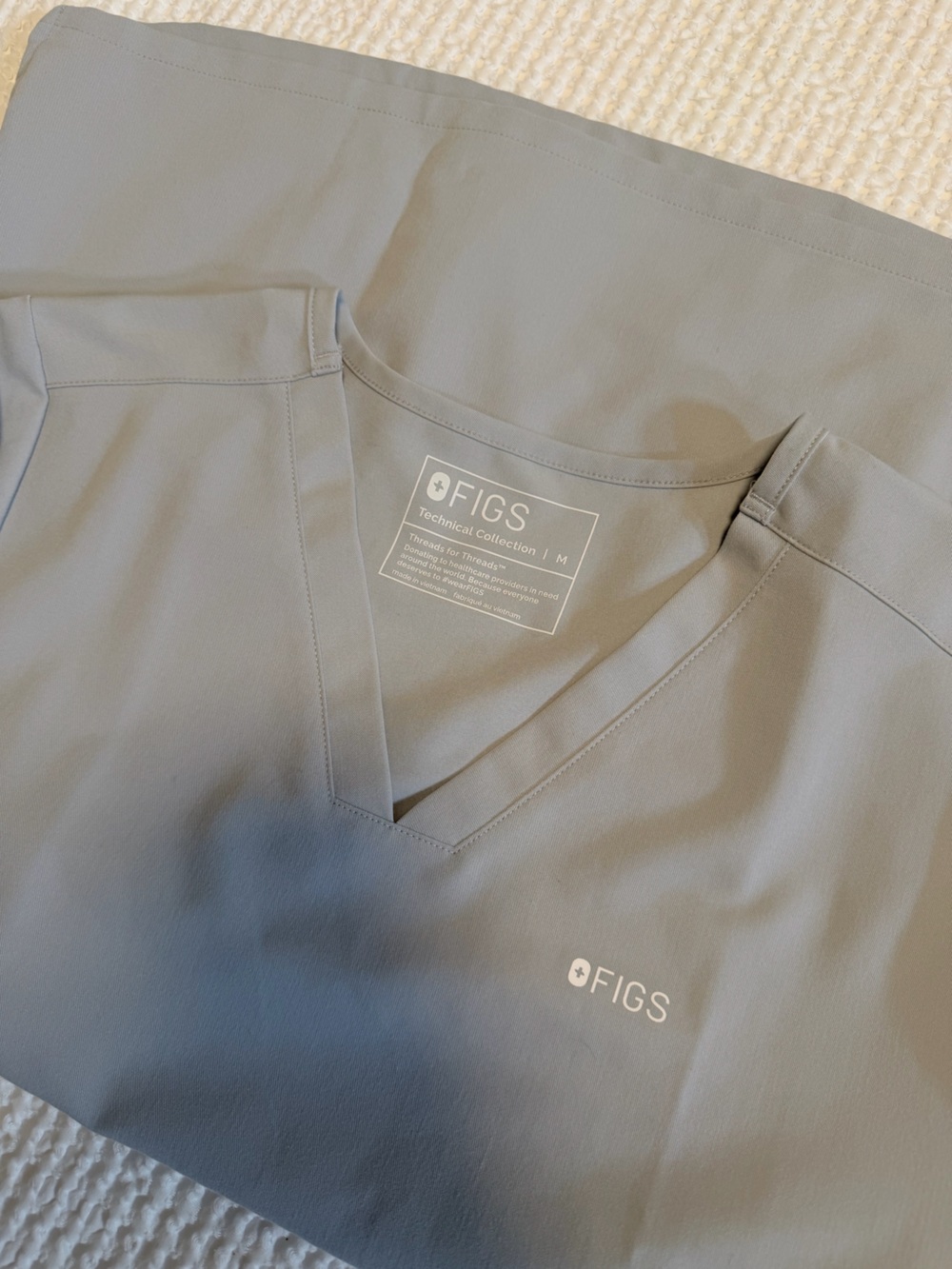 FIGS Women's V-Neck Scrub Top size M